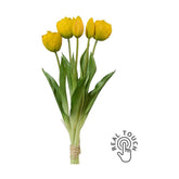 5 szálból álló, sárga színű tulipáncsokor művirág, nyílt és bimbós virágfejekkel.