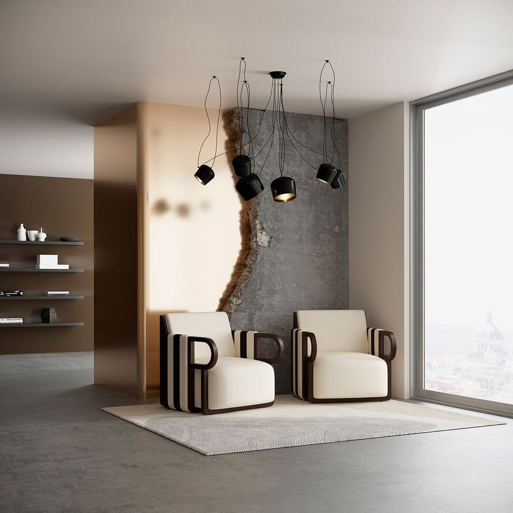 Kortárs nappaliban, arany- és betonfal előtt álló két darab kortárs design fotel. Kortárs nappaliban, arany- és betonfal előtt álló két darab kortárs design fotel.