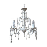 Shabby Chic stílusú csillár, öt izzótartó díszes karral. A csillárt akrilgyantából készült kristályfüzérek díszitik. Színe antikolt fehér.