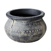 Törzsi stílusú, geometrikus mintákkal díszített, fekete színű, kézműves égetett agyag kaspó.