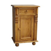 Dekoratív faragású fenyőfa éjjeliszekrény egy fiókkal, és egy ajtós tárolóval. Színe: viaszolt natúr.