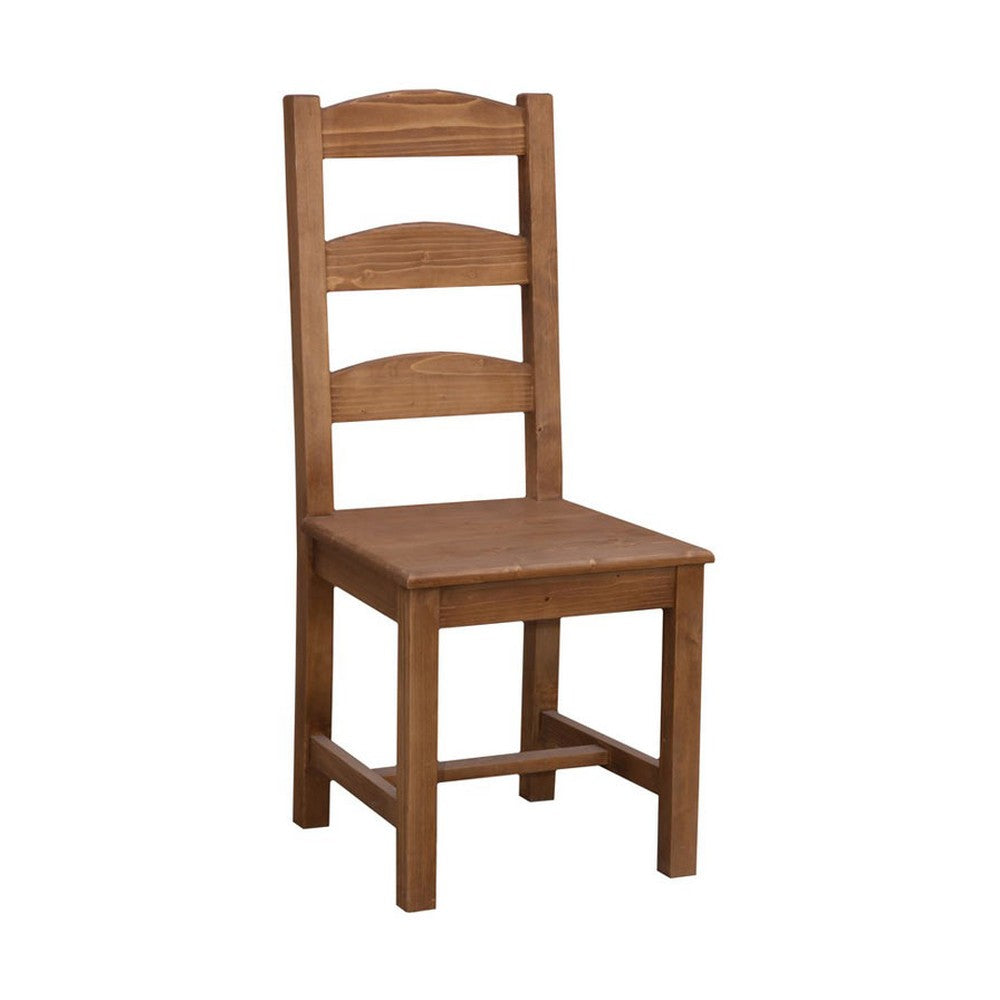 Klasszikus formavilágú fenyőfa étkezőszék, háttámlával. Színvilága: pácolt natúr.