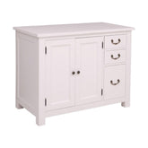 Fehér színű, tömör fenyőfából készült konyhabútor fiókokkal és polcos tárolóval.