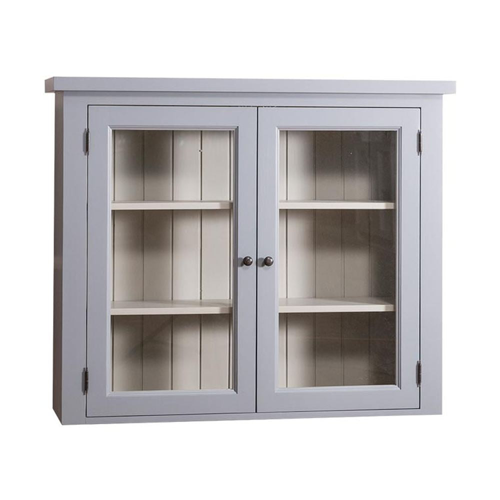 Törtfehér és bézs színű konyhai faliszekrény, két üveges ajtóval, és két polccal.