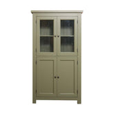 Country stílusú üveges konyhaszekrény négy polccal. Színe: olívazöld.