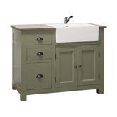 Fenyőfa mosogatószekrény, bal oldalán beépített, mély, négyszögletes kerámiakagylóval. A tárolsáról a bútor jobb oldalán elhelyzkedő két fiók, valamint ajtós táróló gondoskodik. A mosdókagyló alatt kétszárnyas ajtóval zárható tároló található. A bútor színe antikolt oliva zöld, a fedlap olajozott, natúr tölgyfa.