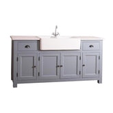 Fenyőfa mosogatószekrény, tölgyfalappal. A kétosztatú kerámiakagyló a szekrény közepén helyezkedik el. A tárolásról a szekrény két szélén kialakított egy-egy fiók, és ajtós tároló gondoskodik. A mosogatókagyló alatt kétajtós tároló található.