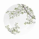 Zöldellő tavaszi faággal díszített, 19 cm átmérőjű, minőségi porcelánból készült desszerttányér díszdobozba csomagolva.