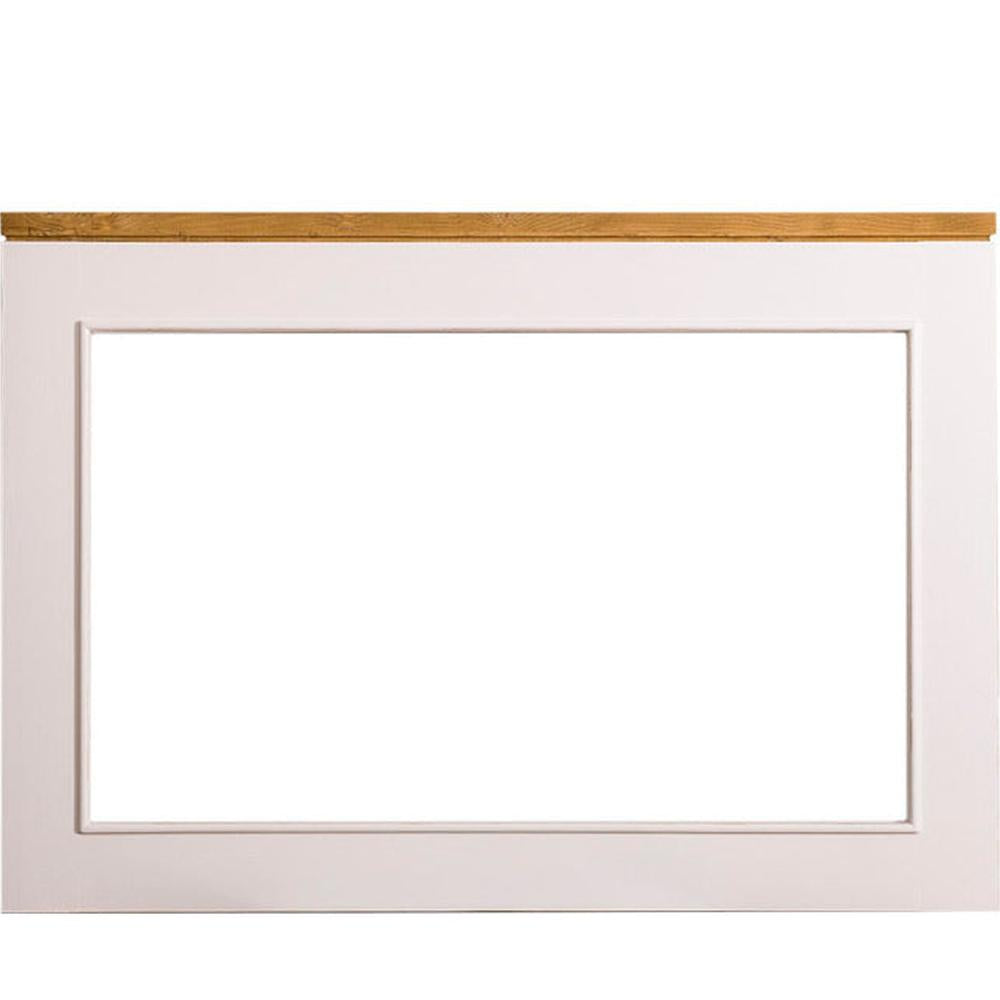 Fehér színű, fenyőfakeretes tükör natúr színű díszléccel a tetején.