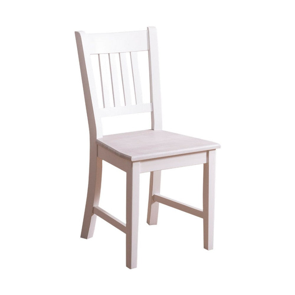Klasszikus stílusú, fehér színű, fenyőfából készült étkezőszék.