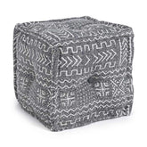 Törzsi stílusú, geometriai mintákkal díszített vászonnal kárpitozott puff.