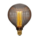 Meleg fehér fényű LED dekorációs izzó, fekete színű, barázdált üvegbúrával. Színhőmérséklete 2000 K.