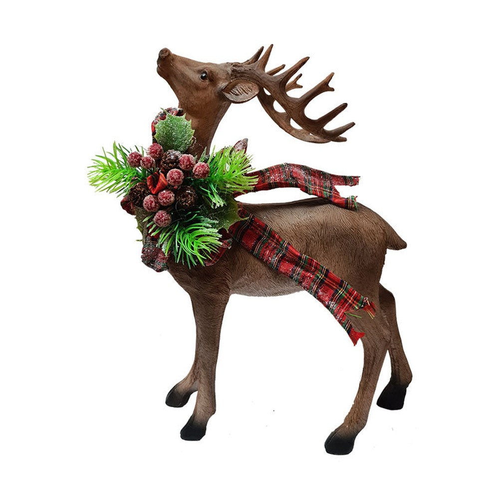 Karácsonyi fenyődísszel, piros bogyóval és masnival díszített szarvas figura