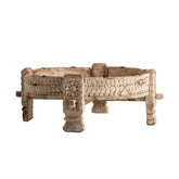 Törzsi stílusú, teakfából készült, 72 cm átmérőjű, dekoratív faragásokkal díszített kézműves dohányzóasztal.