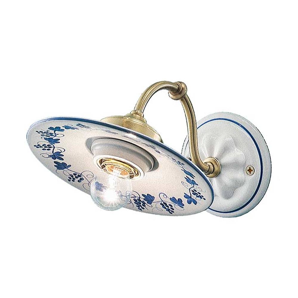 Festett motívumokkal díszített, mázas kerámiából és fémből készült kézműves falilámpa.