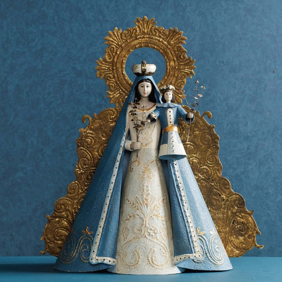 Részlet a Sacred Boljooni Szűzanya 33 cm-es figurájáról kék ruhás Szűz koronás gyermekkel és arany díszítéssel