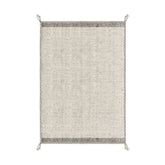 Bézs színű gyapjú szőnyeg.