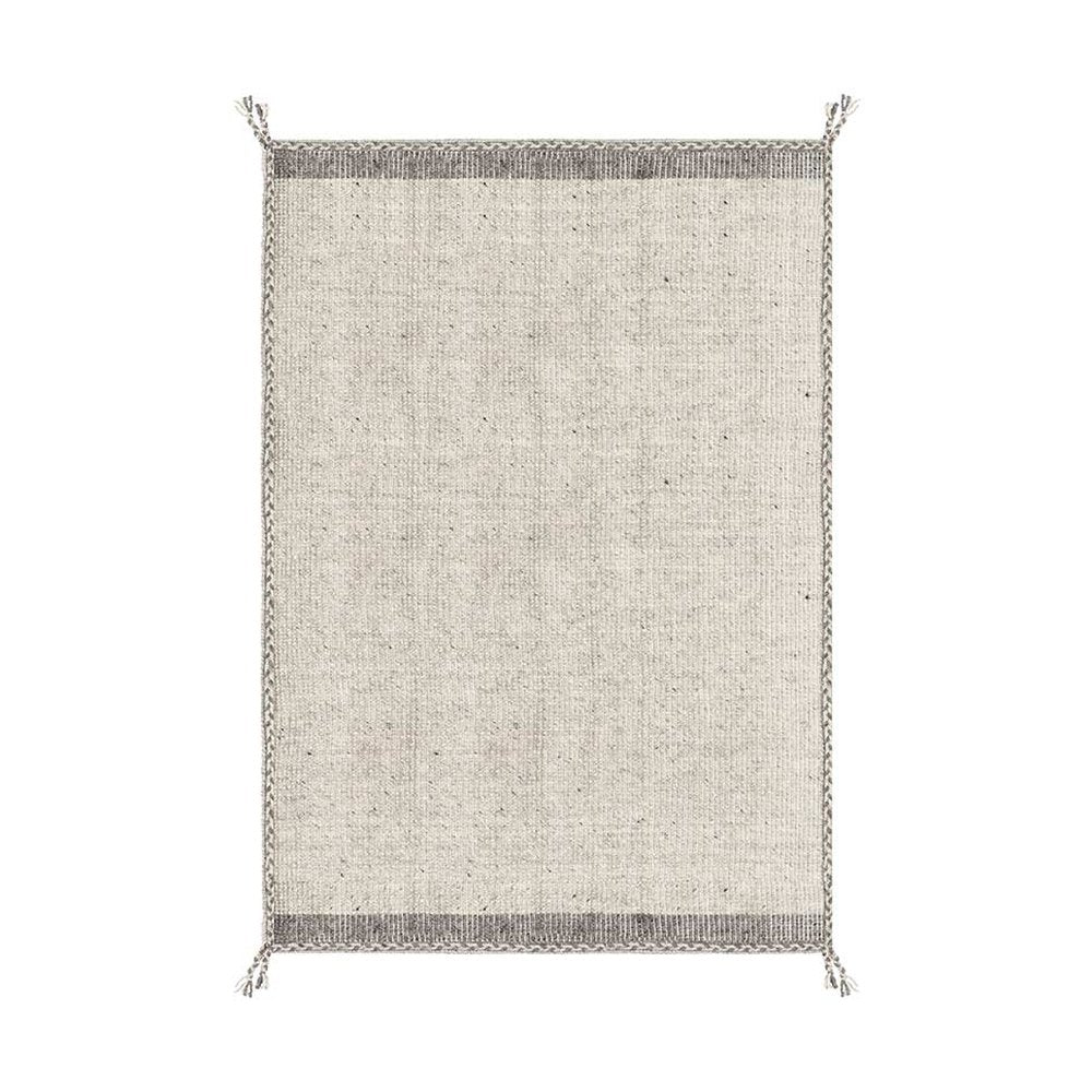 Bézs színű gyapjú szőnyeg.