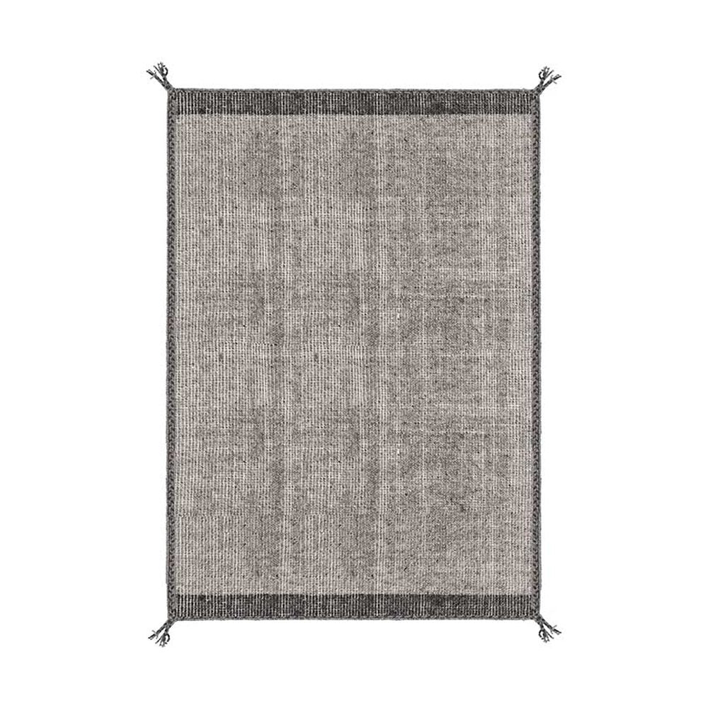 Szürke színű gyapjú szőnyeg.