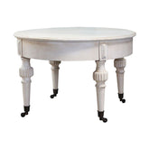 Shabby Chic stílusú, fenyőfából készült, kerekes lábú kerek kávézóasztal.