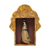 Szoborfülkés fém képkeretbe foglalt, a Guadalupei Szűzanyát ábrázoló figura.