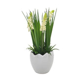 Krém színárnyalatú mű gyöngyike virág, tojás formájú, fehér színű kerámia kaspóban.