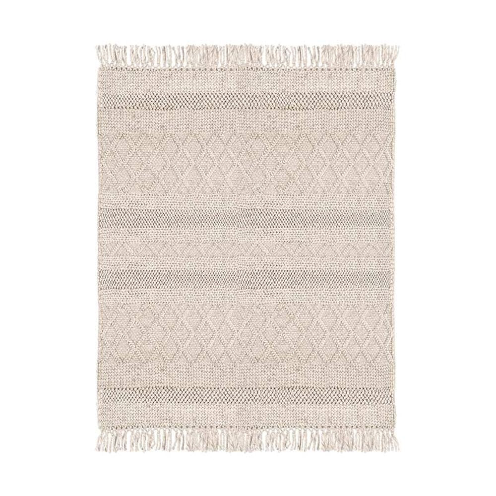 Bézs színű rojtos szélű szőnyeg.