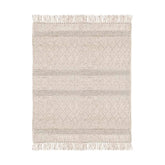 Bézs színű rojtos szélű szőnyeg.