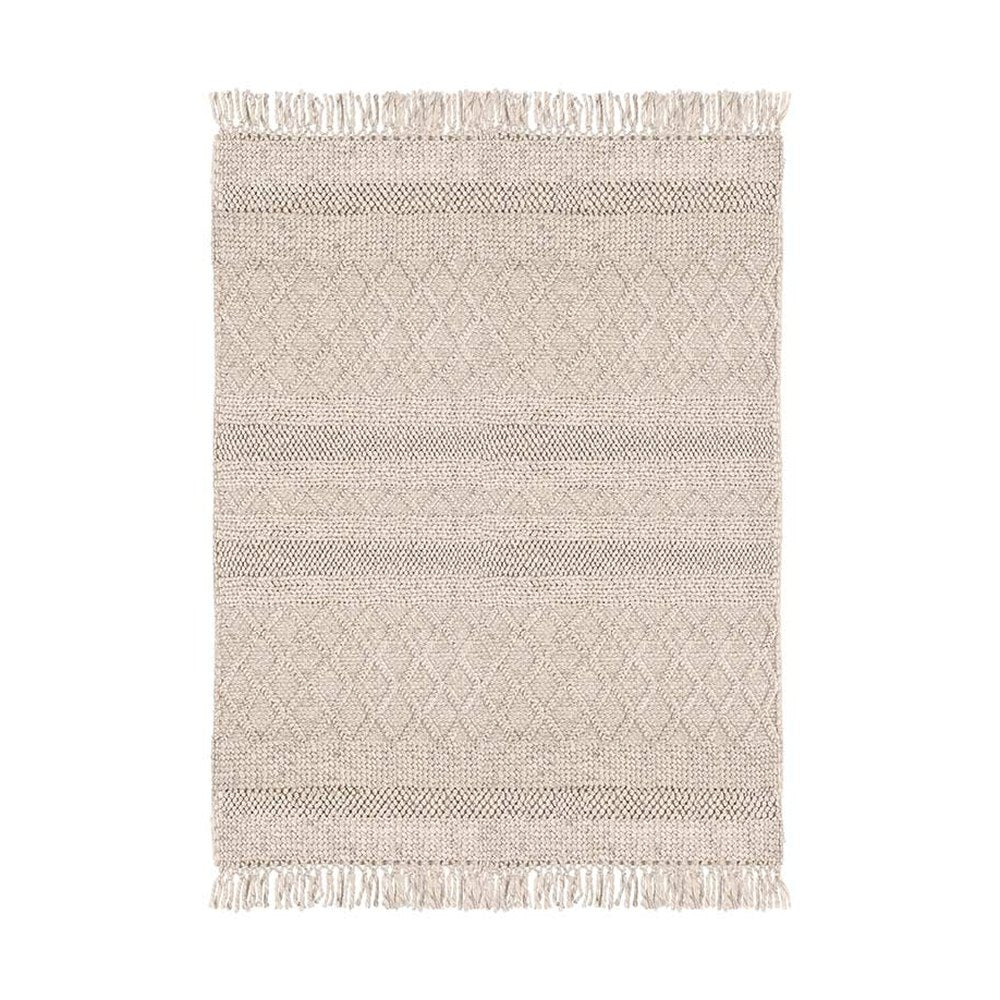 Bézs színű rojtos szélű szőnyeg.