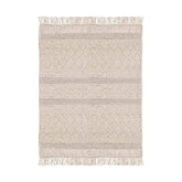 Bézs színű rojtos szélű szőnyeg.