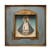 Szoborfülkés fa képkeretbe foglalt, az Irgalmas Szűzanyát ábrázoló figura.