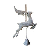 Rusztikus, vidéki stílusú, 40 cm magas, antikolt felületű, szürke színű, függeszthető fém szarvas figura csengővel.