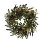 Karácsonyi koszorú, fenyőágakból és eukaliptuszokból, fenyőtobozokkal és fehér erdei bogyókkal díszítve.
