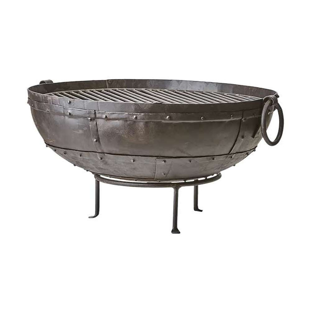 Prémium minőségű, rusztikus vidéki stílusú, 65 cm átmérőjű, antik barna színű, antikolt szegecselt felületű kézműves kerti tűzrakó üst, levehető grill ráccsal és állvánnyal