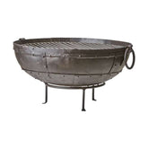 Prémium minőségű, rusztikus vidéki stílusú, 65 cm átmérőjű, antik barna színű, antikolt szegecselt felületű kézműves kerti tűzrakó üst, levehető grill ráccsal és állvánnyal