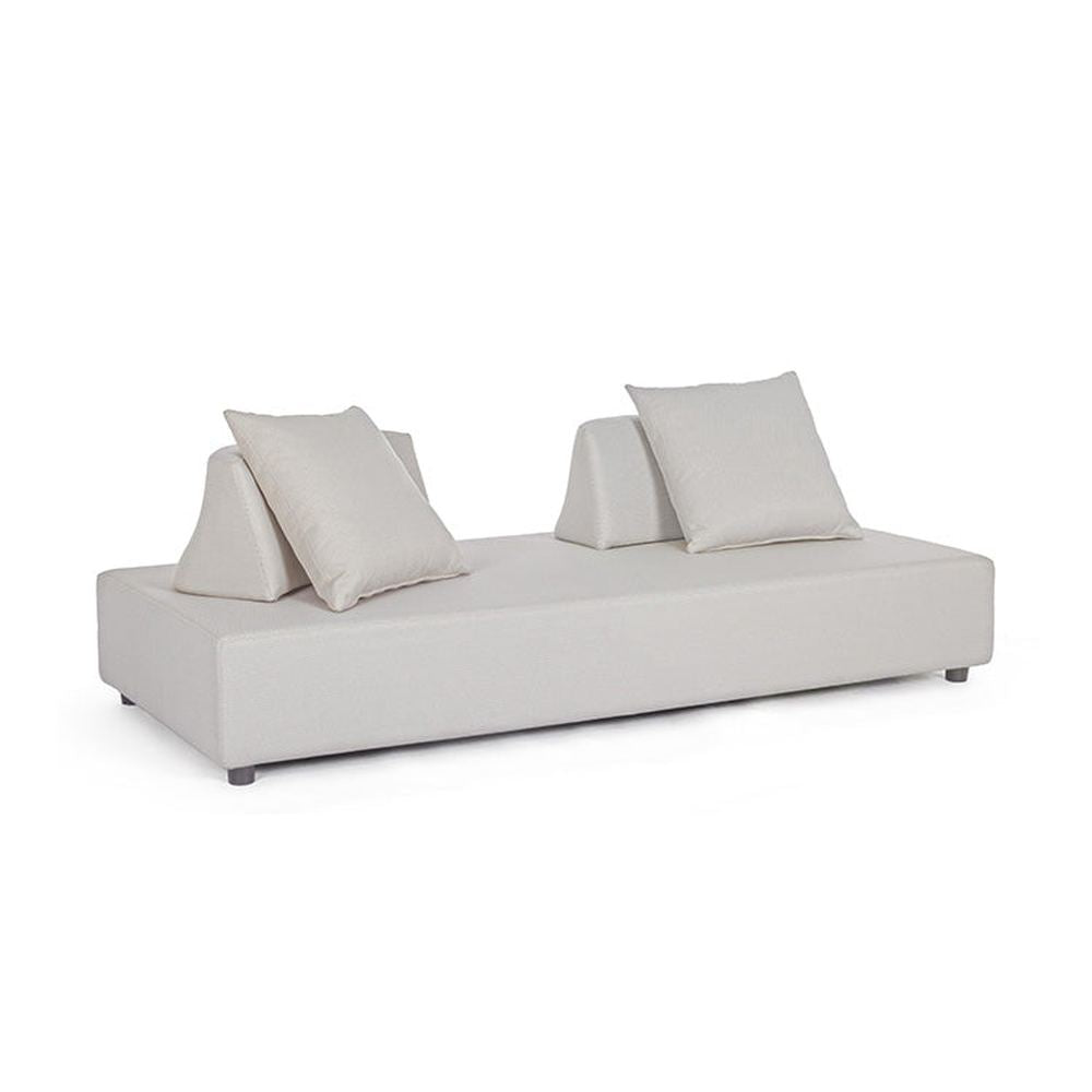 Homokszürke színű kerti kanapé.