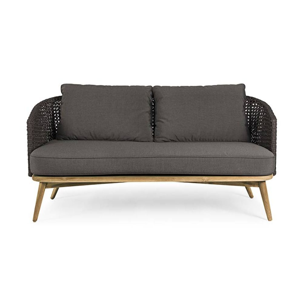 Fromatervezett kerti kanapé sötétszürke ülő- és hátpárnákkal.