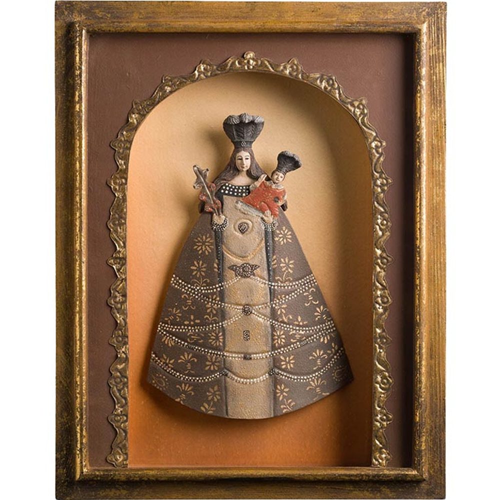 Szoborfülkés fa képkeretbe foglalt, a Liliomos Madonnát ábrázoló figura.