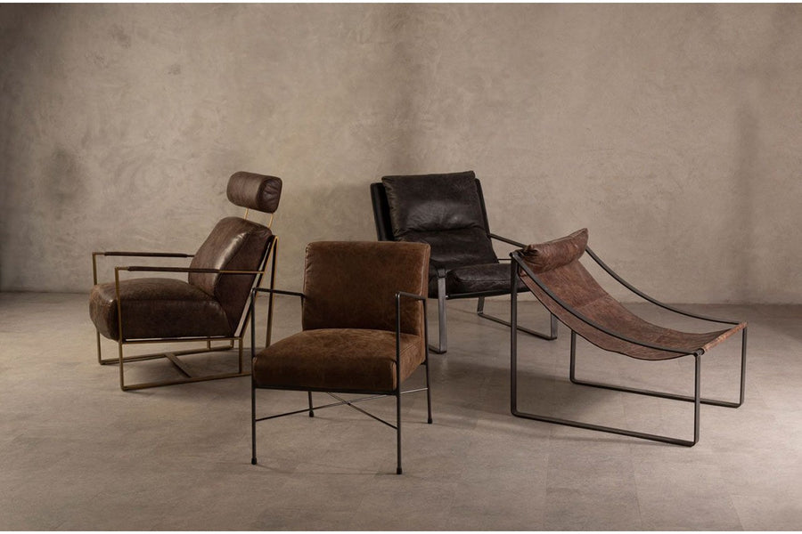 Kortárs loft stílusú bőrfotelek modern bemutatóteremben.
