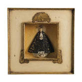 Szoborfülkés fa képkeretbe foglalt, a Magányos Szűzanyát ábrázoló figura.