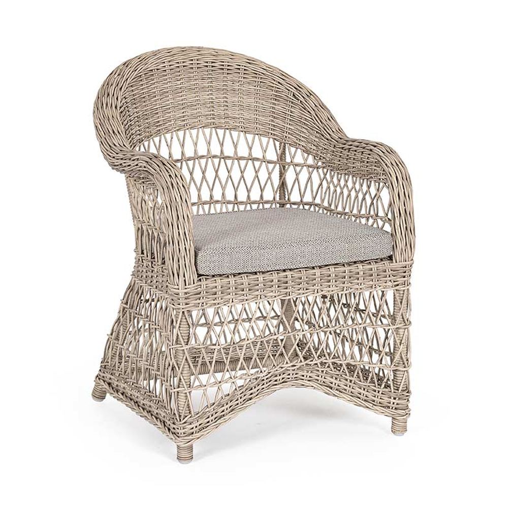 Vidéki vintage stílusú, natúr színű műrattan kerti fotel, bézs színű olefin ülőpárnával.