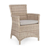 Vidéki vintage stílusú, natúr színű műrattan kerti karosszék, bézs színű olefin ülőpárnával.