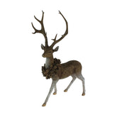 Erdei fenyőtoboz koszorúval díszített, nagyméretű karácsonyi szarvas figura.