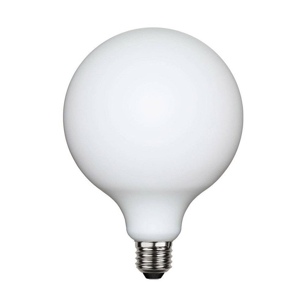 Matt felületű opál LED izzó.