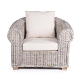 Mediterrán stílusú rattan fotel törtfehér színű párnával.