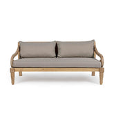 Mediterrán stílusú, teakfa kerti kanapé bézs színűl ülő- és hátpárnákkal.