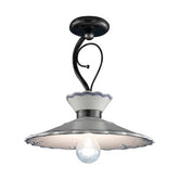 Mázas kerámiából és fémből készült, kézműves mennyezeti lámpa.