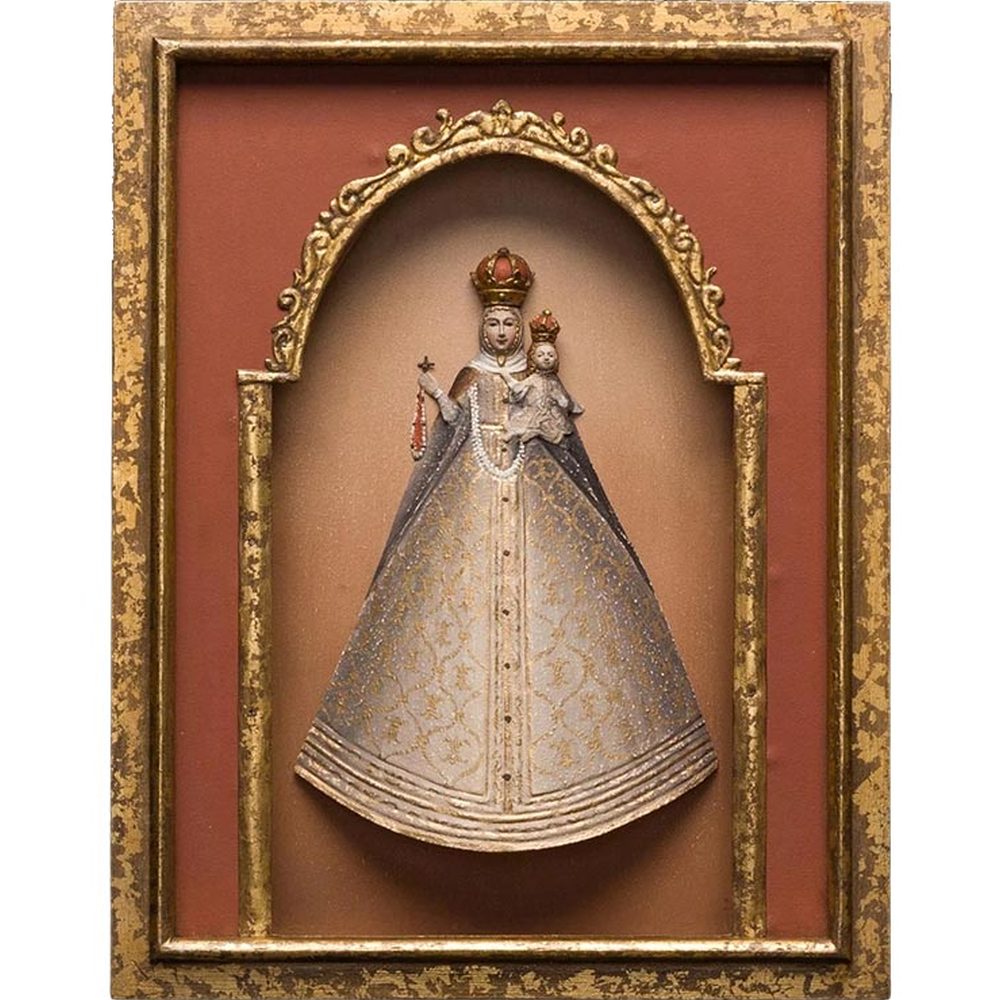 Szoborfülkés fa képkeretbe foglalt, a Rózsafüzér Királynőjét ábrázoló figura.