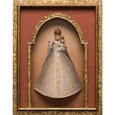 Szoborfülkés fa képkeretbe foglalt, a Rózsafüzér Királynőjét ábrázoló figura.