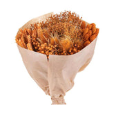 Natúr színű papírba csomagolt, 30 cm átmérőjű és 50 cm magas, vegyes kialakítású fáradt narancssárga színű szárított gyógynövénycsokor